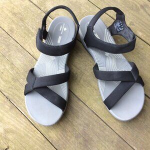 Clark's Comfort Cloudsteppers Black with Gray Sole Sandals SZ 12M